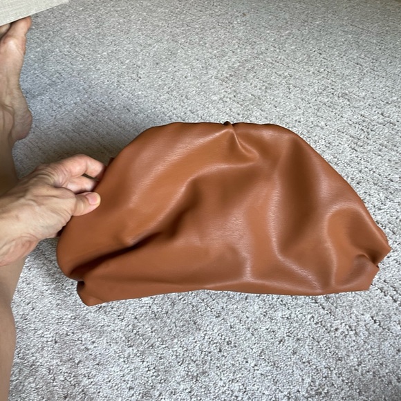 The Pouch Bag in vegan cognac leather - Picture 6 of 10